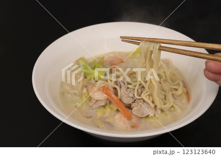 ちゃんぽんの麺を箸で持ち上げる 123123640