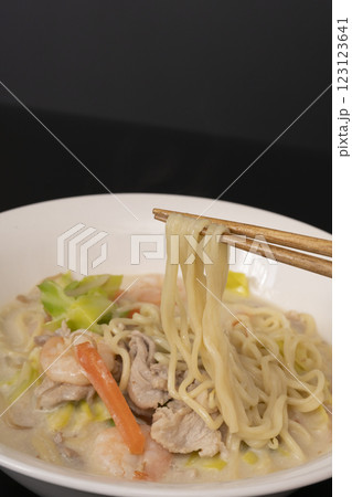 ちゃんぽんの麺を箸で持ち上げる ちゃんぽんの麺を箸で持ち上げる 123123641