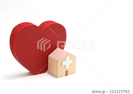 ハートと病院のミニチュア – 医療・福祉・健康のイメージ 123123742
