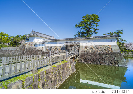小田原城址公園の風景　住吉橋と銅門（あかがねもん）【神奈川県・小田原市】 123123814
