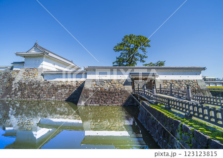 小田原城址公園の風景　住吉橋と銅門（あかがねもん）【神奈川県・小田原市】 123123815