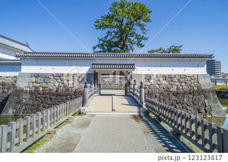 小田原城址公園の風景　住吉橋と銅門（あかがねもん）【神奈川県・小田原市】 123123817