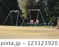 校庭にある錆びたブランコ 123123920