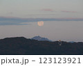 朝方に見える月 123123921
