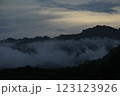 朝方に見える山奥の雲海 123123926