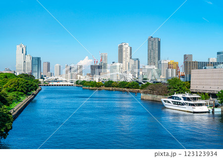 【東京都】ウォーターズ竹芝から見える隅田川と都市風景 123123934