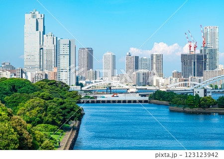 【東京都】ウォーターズ竹芝から見える隅田川と都市風景 123123942