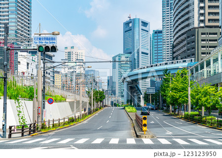 【東京都】浜松町駅すぐの汐留大通り 123123950