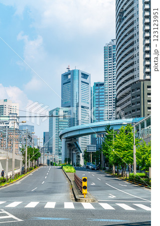 【東京都】浜松町駅すぐの汐留大通り 【東京都】浜松町駅すぐの汐留大通り 123123951