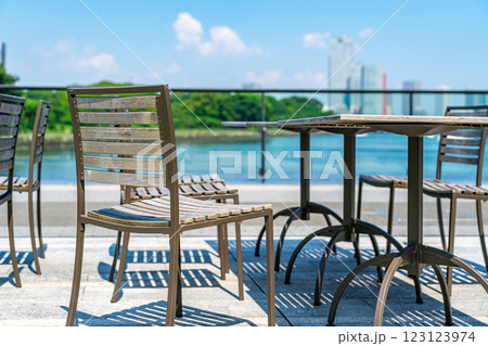 【東京都】水辺に面したウォーターズ竹芝のテラス席 123123974