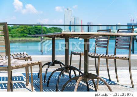 【東京都】水辺に面したウォーターズ竹芝のテラス席 123123975