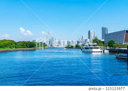 【東京都】ウォーターズ竹芝から見える隅田川と都市風景 123123977