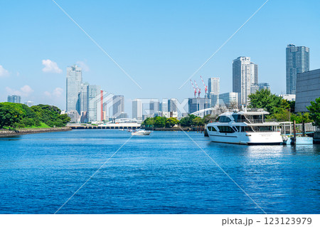 【東京都】ウォーターズ竹芝から見える隅田川と都市風景 【東京都】ウォーターズ竹芝から見える隅田川と都市風景 123123979