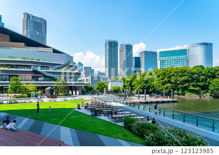 【東京都】水辺に面した複合施設のウォーターズ竹芝 123123985