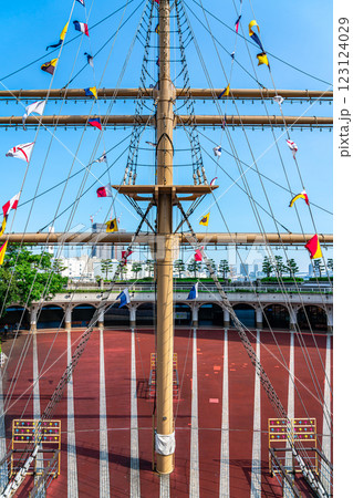 【東京都】竹芝駅前にある竹芝ふ頭のマスト 123124029