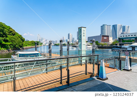 【東京都】ウォーターズ竹芝から見える隅田川と都市風景 123124037