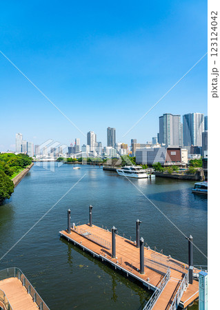 【東京都】ウォーターズ竹芝から見える隅田川と都市風景 123124042