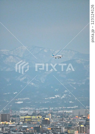 着陸態勢に入る飛行機 富山きときと空港 着陸態勢に入る飛行機 富山きときと空港 123124126