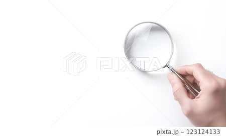 手に持った拡大鏡、検索と探求のコンセプト 手に持った拡大鏡、検索と探求のコンセプト 123124133