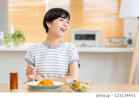 リビングでランチを食べる女性。 123124431