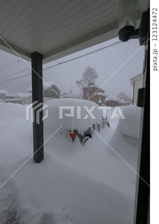 大雪で埋まる玄関と車 大雪で埋まる玄関と車 123124472