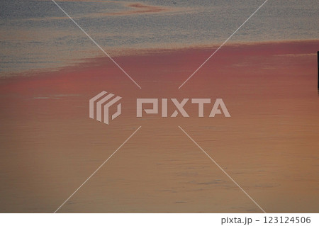 残照に照らされた水面の綺麗なグラデーションの風景 残照に照らされた水面の綺麗なグラデーションの風景 123124506