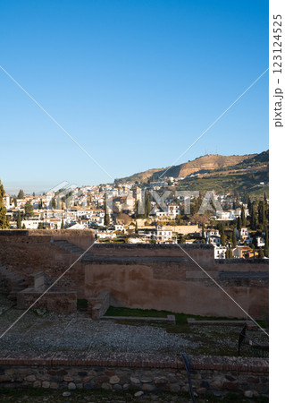 乾いた地中海の歴史都市　グラナダ 123124525