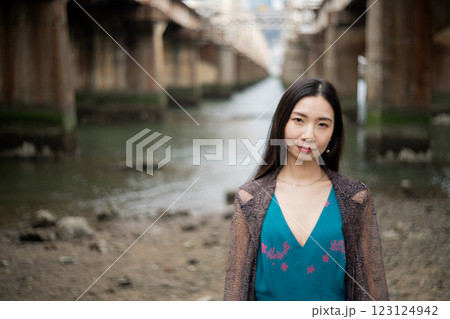 レトロな背景の前でポーズをとる女性 123124942