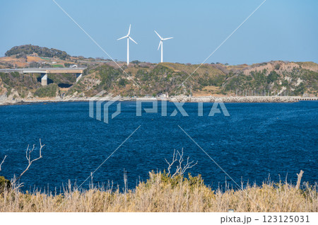 城ヶ島うみのね広場からの眺め　宮川風量発電所　風車 123125031
