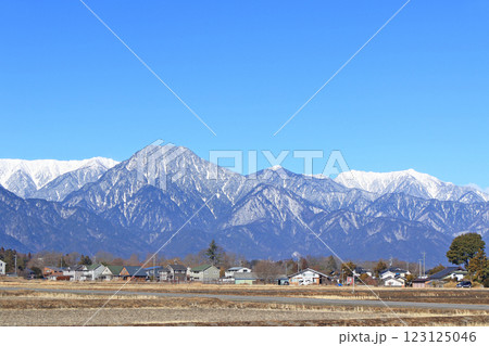 冬の安曇野と北アルプス 123125046
