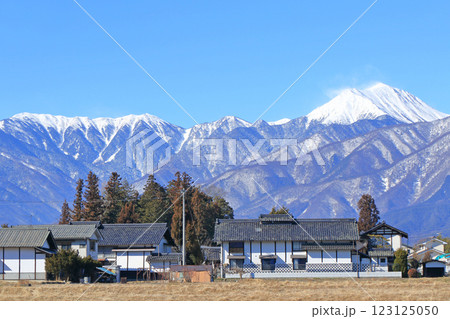 冬の安曇野と北アルプス 123125050