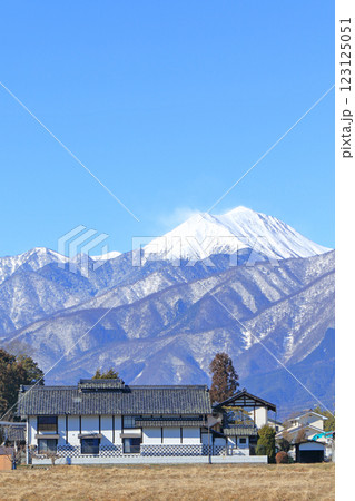 冬の安曇野と北アルプス 123125051