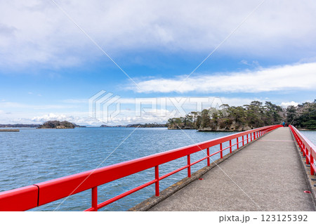 素敵な縁を願う出会い橋「福浦橋」日本三景松島 渡ると良縁に恵まれる 縁を結ぶ出会い橋 松島海岸を一望 素敵な縁を願う出会い橋「福浦橋」日本三景松島 渡ると良縁に恵まれる 縁を結ぶ出会い橋 松島海岸を一望 123125392