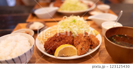 美味しそうなコロッケとフライ 123125430