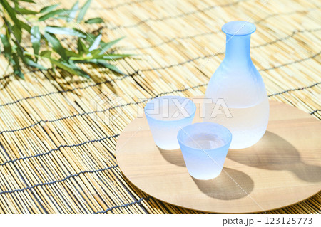 ガラスの酒器セットで楽しむ冷酒 123125773