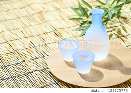 ガラスの酒器セットで楽しむ冷酒 ガラスの酒器セットで楽しむ冷酒 123125776