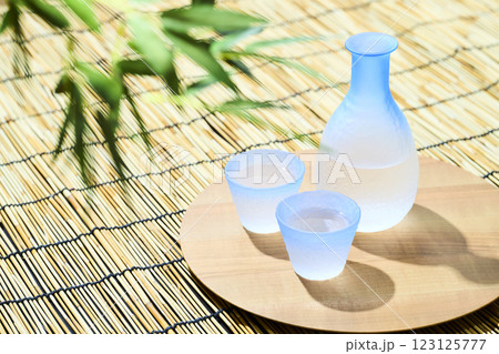 ガラスの酒器セットで楽しむ冷酒 ガラスの酒器セットで楽しむ冷酒 123125777