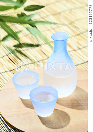 ガラスの酒器セットで楽しむ冷酒 123125778