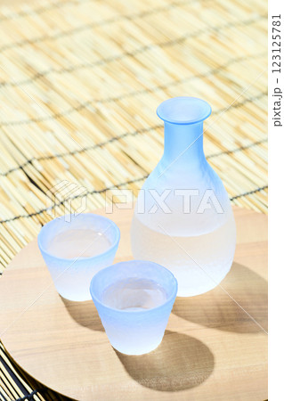 ガラスの酒器セットで楽しむ冷酒 123125781