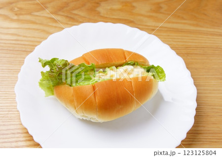 玉子パン　コッペパン 123125804