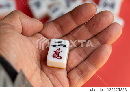 マージャン牌を持っている人 123125838