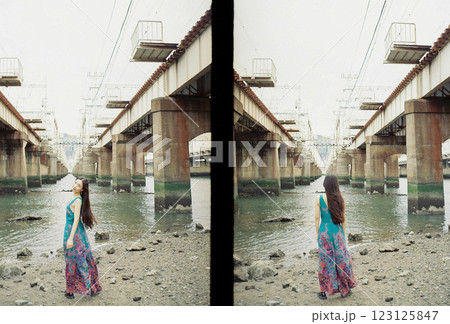 レトロな背景の前でポーズをとる女性 レトロな背景の前でポーズをとる女性 123125847