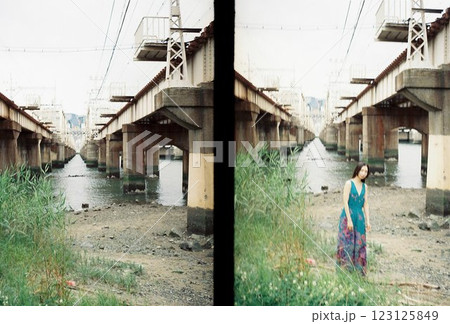 レトロな背景の前でポーズをとる女性 レトロな背景の前でポーズをとる女性 123125849