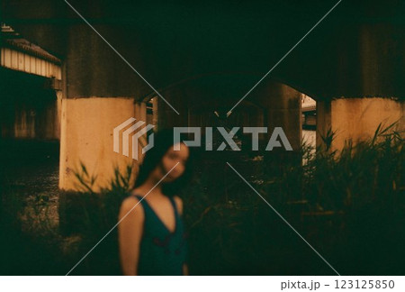 レトロな背景の前でポーズをとる女性 123125850