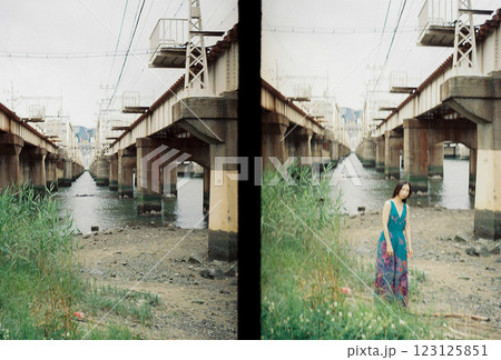 レトロな背景の前でポーズをとる女性 レトロな背景の前でポーズをとる女性 123125851