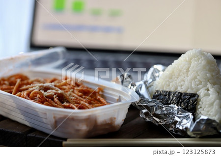 仕事中の簡単ご飯 コンビニで買ってきた食事 仕事中の簡単ご飯 コンビニで買ってきた食事 123125873