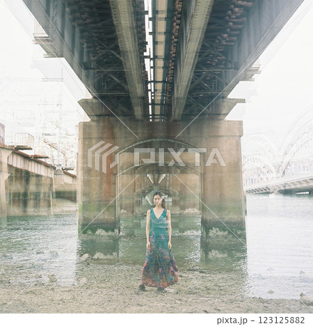 レトロな背景の前でポーズをとる女性 123125882
