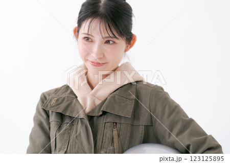 ヘルメットを持つ女性ライダー 123125895