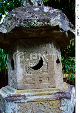 松江　城山稲荷神社の石灯籠　怪談 123125900