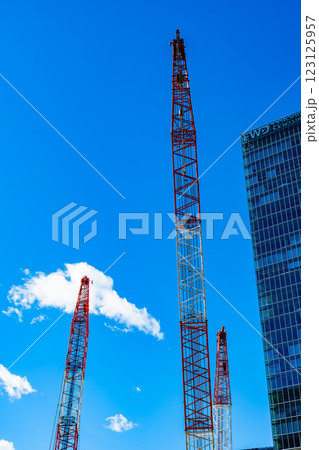 建設工事のクレーンが立ち並ぶ東京八重洲周辺 2025.02　a-2 高彩度コントラスト 123125957